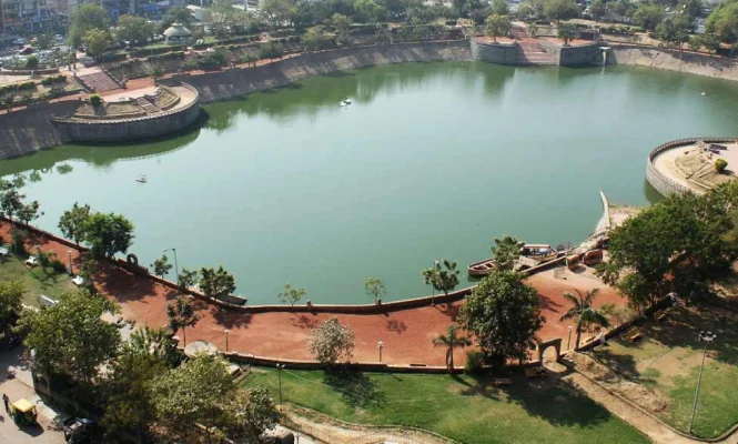 vastrapur-lake